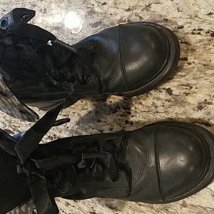 Dr. Martens Triumph Aimilita Black/ Dark Green leather fold down boots